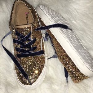 BNWT GIRLS GLITTER LACE UP TENNIS SHOES. Size 4